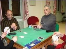 Au bridge, comment se nomme cette technique qui consiste  laisser dlibrment une carte faire une leve pour viter de donner la main  l'adversaire dangereux ?