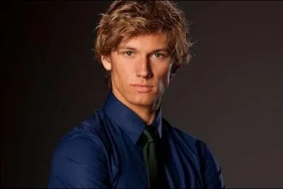 Alex Pettyfer incarne le personnage de...