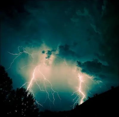 Quel dieu a comme attributs, l'aigle, le sceptre et la foudre ?