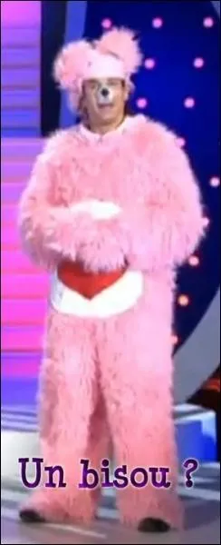 Qui est cet humoriste dguis en bisounours pour un sketch ?