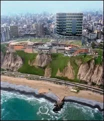 Lima est une capitale qui se trouve sur...