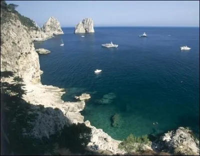 Naples offre une belle vue sur la mer...