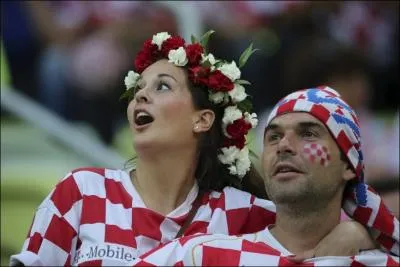 Quel pays soutient cette jeune femme ?