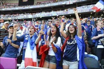 Quel pays soutient ces deux jeunes femmes ?