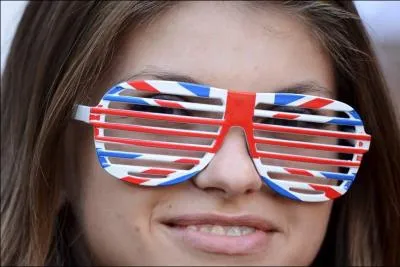 Quel pays soutient cette jeune femme ?