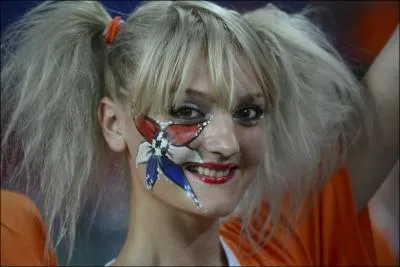 Quel pays soutient cette jeune femme ?