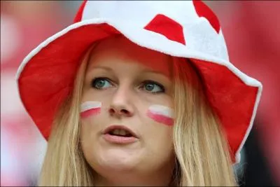 Quel pays soutient cette jeune femme ?