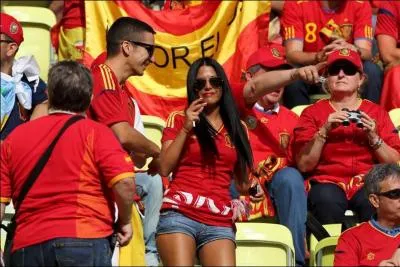 Quel pays soutient cette jeune femme ?