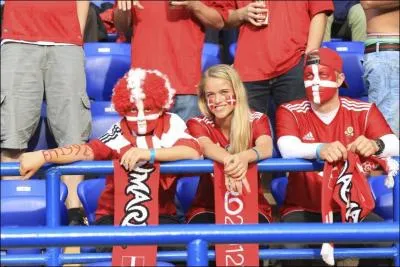 Quel pays soutient cette jeune femme ?