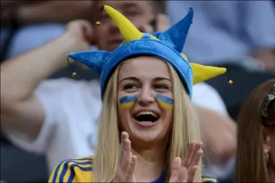 Quel pays soutient cette jeune femme ?