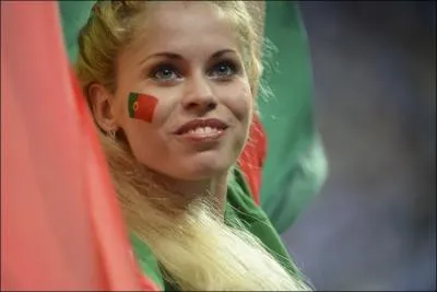 Quel pays soutient cette jeune femme ?