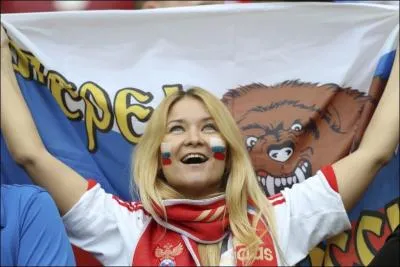 Quel pays soutient cette jeune femme ?