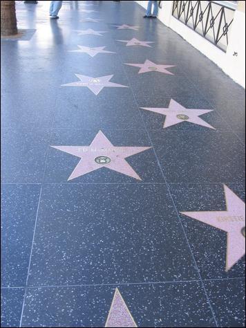 Le «Hollywood Walk Of Fame» est un trottoir sur Hollywood Boulevard où l'on retrouve des étoiles qui rendent hommage aux artistes de certaines industries. Quelle industrie n'y figure pas ?