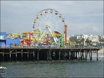 Qu'est-il crit sur l'enseigne du Santa Monica Pier ?