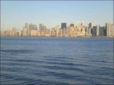 De quel ct se situe la Hudson River par rapport  Manhattan ?