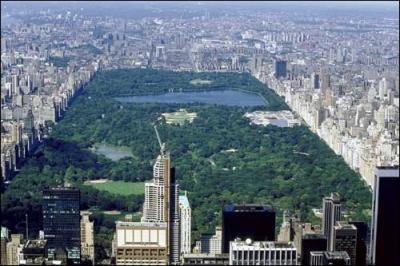 Quelle rue borde Central Park  l'est ?