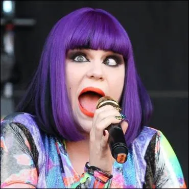 Quelle est cette star qui fait une grimace ?