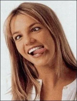 Quelle est cette star qui fait une grimace ?