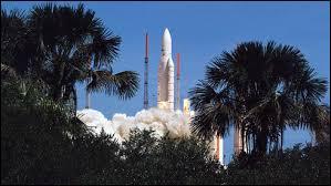 Comment s'appelle la base de lancement de fusées en Guyane française ?