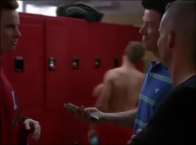 Combien de dollars Finn parie-t-il avec un joueur de l'quipe de football qu'il va gagner les nationales ?