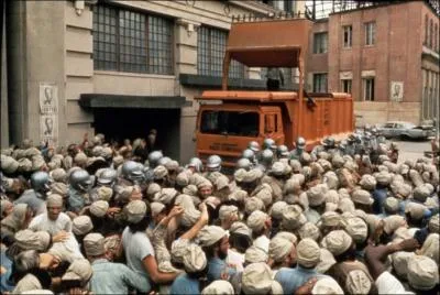 (1973) Les habitants de New York sont contraints de s'alimenter avec un aliment de synthse, le  Soylent . Des meutes de la faim sont frquentes et svrement rprimes.