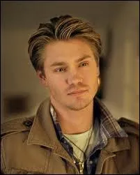 Avec qui Lucas se met-il en couple lors de cette saison ?