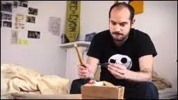 Pour critiquer la soci�t� de consommation, un suffixe est ajout� apr�s chaque nom de produit. Lequel ?