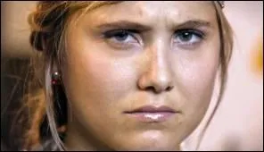 Alice David incarne  cette fille . A ses c�t�s, Bereng�re Krief incarne :