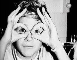 Niall aime beaucoup les filles aux yeux...