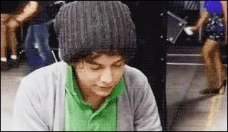 Qui a pris une photo de Niall aux toilettes et l'a mise sur une tasse pour la lui donner ?