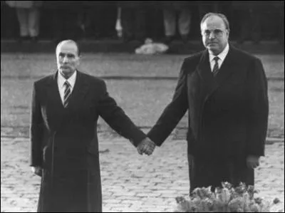 Quel chancelier allemand se trouve sur cette photo au ct de Franois Mitterrand ?