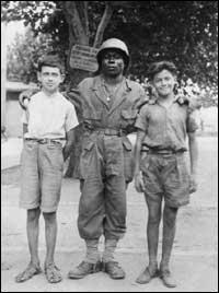 Parmi ces conséquences de la Seconde Guerre mondiale, laquelle est fausse ?
 (photo : tirailleur africain lors de la libération de Toulon en 1944)