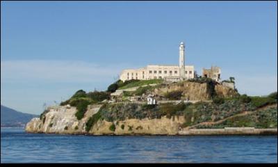 Sur quelle île est située la prison d'Alcatraz ?