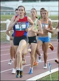 Comment appelle-t-on l'athlte qui assure un certain rythme au dbut d'une course de fond ?