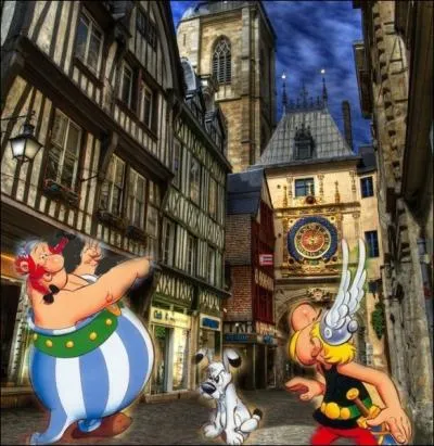 Balade dans la rue du Gros Horloge dans la cit normande de... .