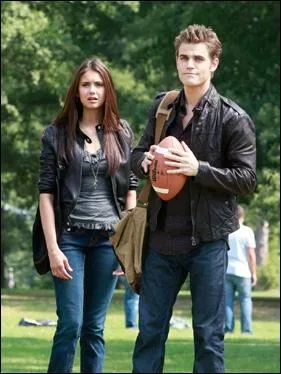 Un ballon de foot est jet en direction de Stefan, il le rattrape. Qui a envoy ce ballon ?