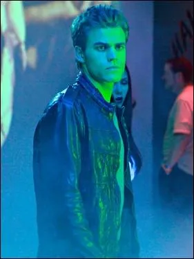 Bonnie a pris un bijou  Damon. De quel bijou s'agit-il ?