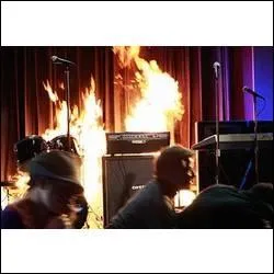 Qui a mis le feu au  White Horse  ?