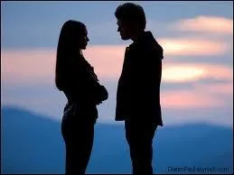 Que fait Damon  Elena ?