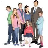 Quel est le prnom de la plus ge des filles de la famille (en rose sur la photo) qui a disparu de la srie ?