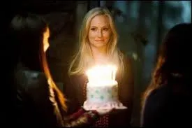 O Matt, Bonnie et Elena ftent-ils l'anniversaire de Caroline ?