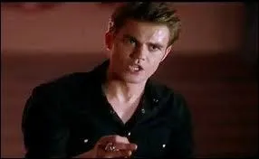 Qui est le premier hybride vivant que Klaus a cr ?