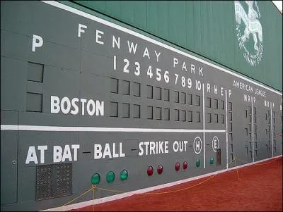 Le Fenway Park est un stade de baseball qui est le domicile des Red Sox et qui est connu pour son �Green Monster�. O� est situ� ce grand mur vert ?