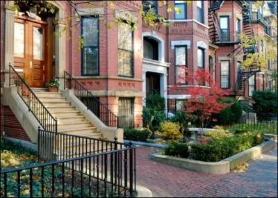 En 2004, le revenu moyen des Bostoniens par m�nage �tait de 55 184 $. Quelle affirmation est fausse ?