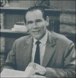 Encore un pionnier de la tlvision, journaliste et ralisateur-producteur spcialis dans les missions consacres aux animaux comme   les Animaux du Monde   ... .