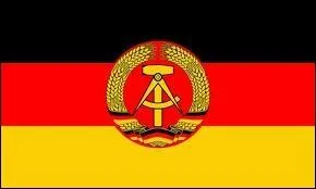 Quel autre ancien pays communiste, disparu en 1990 suite  la chute d'un mur, a t reprsent par ce drapeau ?