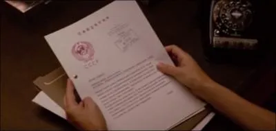 Dans cette scne de  X-men : le commencement , en quoi est rdig le rapport que va lire l'agent MacTaggert ?