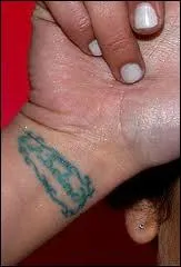 A qui appartient ce tatouage ?