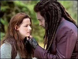 De quelle couleur sont les chaussures d' Edward quand il tente de mettre fin  ses jours,  Volterra ?