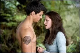 Lorsque Bella arrive sur la place, que s'apprte  faire Edward ?